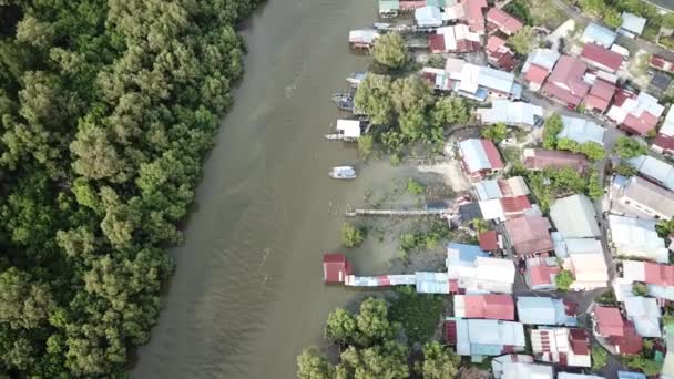 Top view vissersdorp omringd door mangrovebomen in Kuala Juru, Penang. — Stockvideo