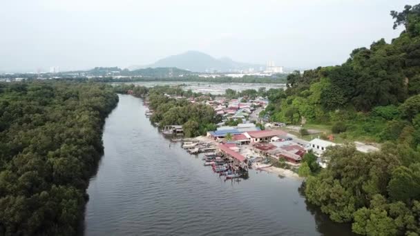 Voe para a vila de pescadores malaios em Kuala Juru, Penang . — Vídeo de Stock