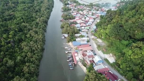 Vlieg over traditioneel vissersdorp in Maleisië, Zuidoost-Azië. — Stockvideo