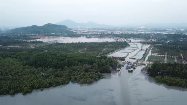 Vlieg over Sungai Semilang vissersdorp in Maleisië, Zuidoost-Azië. — Stockvideo