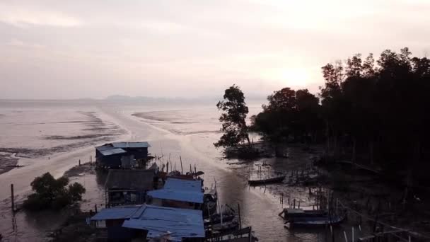 Fliegen Sie über den Fischersteg bei Sonnenuntergang in Sungai Semilang, Penang. — Stockvideo