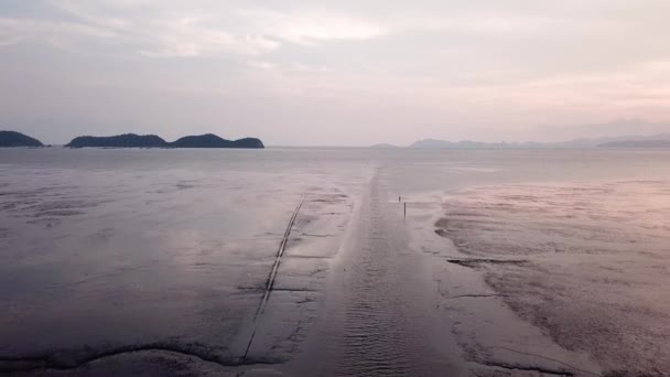 Voler à marée basse dans la boue en soirée à Sungai Semilang, Penang .