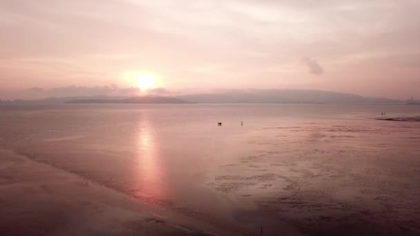 Luchtfoto zonsondergang uur aan de kust bij Juru bij Sungai Semilang, Penang. — Stockvideo