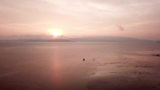 ペナン島の最初の橋を背景に海の上を飛ぶ. — ストック動画