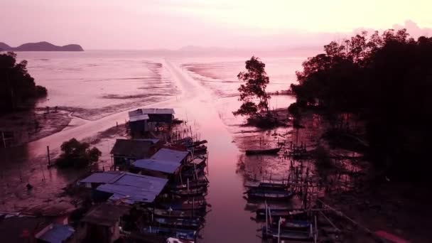 Авиационная традиционная малайская рыбацкая деревня в час захода солнца . — стоковое видео
