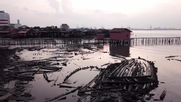 Volar sobre el Tan Jetty con basura durante la marea baja en Georgetown . — Vídeos de Stock