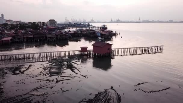 Boat sink at Tan Jetty in front of red temple at Georgetown, Penang, Malaysia. — Stock Video