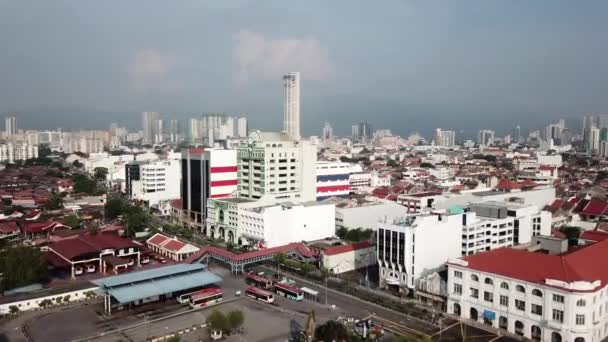 Trafik nära Rapid Penang busstation med bakgrund KOMTAR. — Stockvideo