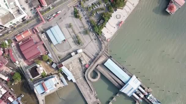 Penang Terminal Limanı Malezya 'ya vardıktan sonra kalkan hava aracı. — Stok video