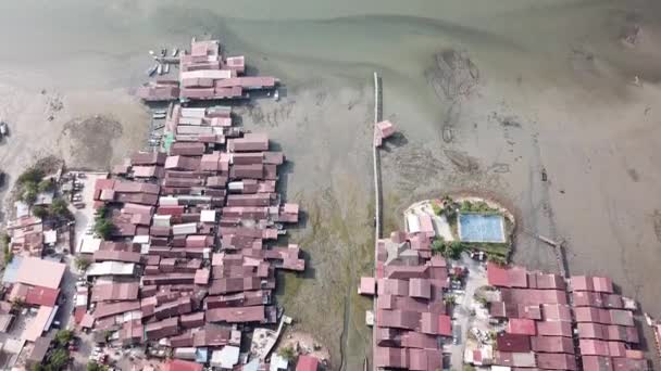 Casa de madeira do stilt sobre o mar durante a maré baixa na manhã em Georgetown . — Vídeo de Stock