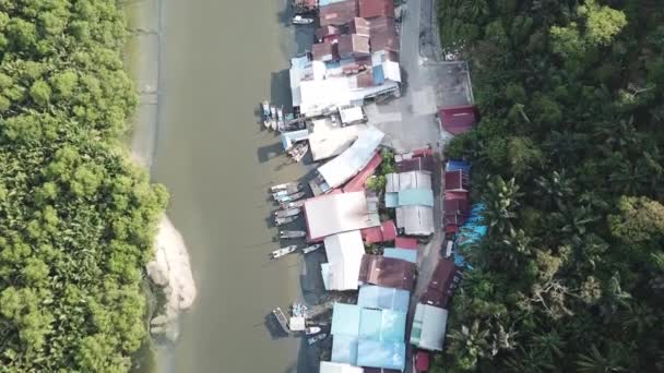Top view Sungai Semilang vissersdorp, Juru, Penang, Maleisië. — Stockvideo