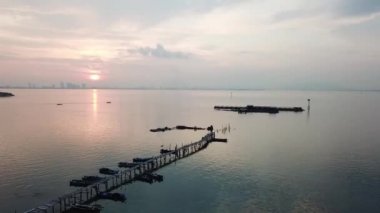 Hava manzaralı tekne Jelutong, Penang, Malezya yakınlarında denizde hareket ediyor..