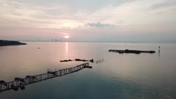 Avanzar embarcadero de pesca en Jelutong, Penang, Malasia . — Vídeos de Stock