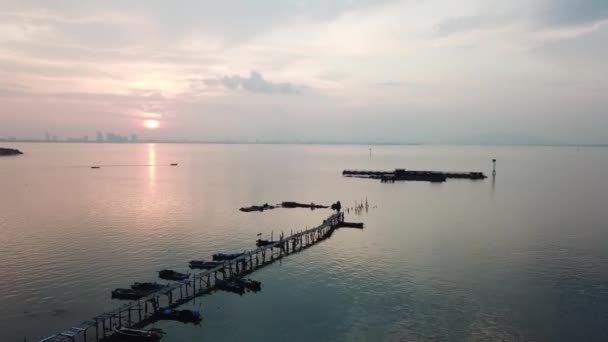 Vue aérienne du bateau se déplacer en mer près de Jelutong, Penang, Malaisie .