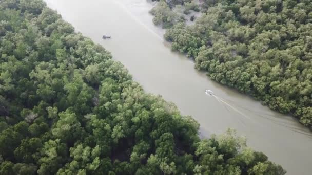 Vista aerea barca da pesca mossa al fiume a Batu Kawan, Penang, Malesia . — Video Stock