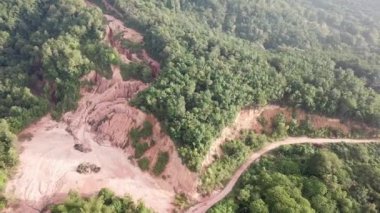 Malezya 'daki tepede ormanların tahrip edilmesi.