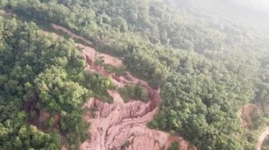 Gökyüzü manzarası tepenin orada..