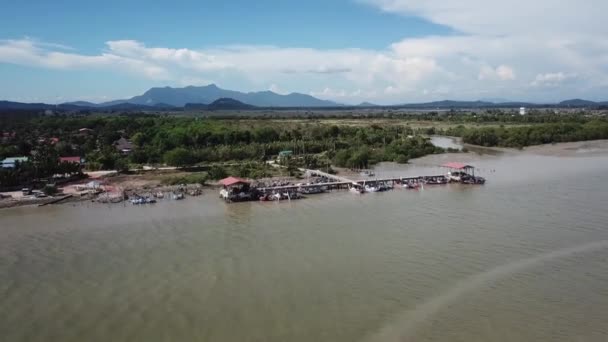 Voar sobre molhe de pesca em Kuala Muda, Kedah Darul Aman . — Vídeo de Stock