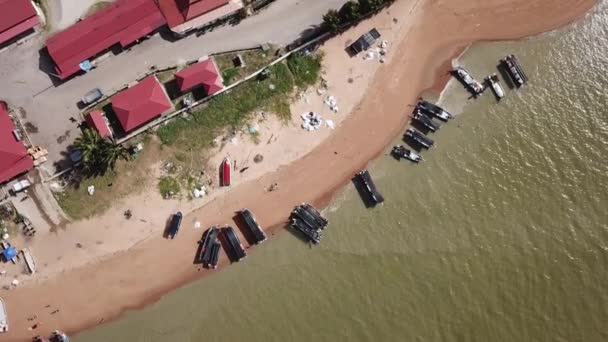 Shora dolů pohled rybářský člun park v blízkosti pobřeží v Penang, Malajsie. — Stock video