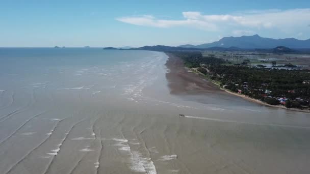 Luftaufnahme das Boot gehen aus dem Meer unter blauem Himmel weiße Wolke. — Stockvideo