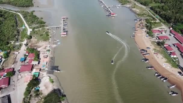 Luchtzichtboot terug naar het vissersdorp. — Stockvideo