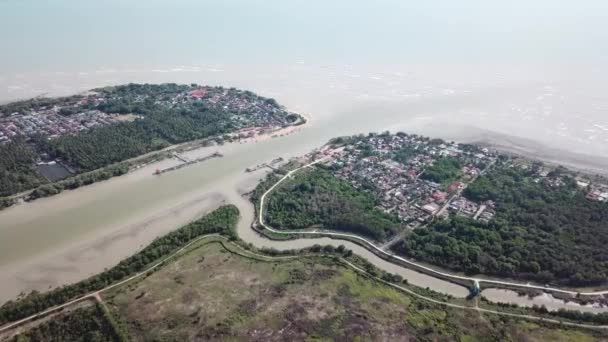 Flygfoto Kuala Muda som det finns fiskebrygga på båda sidor. — Stockvideo