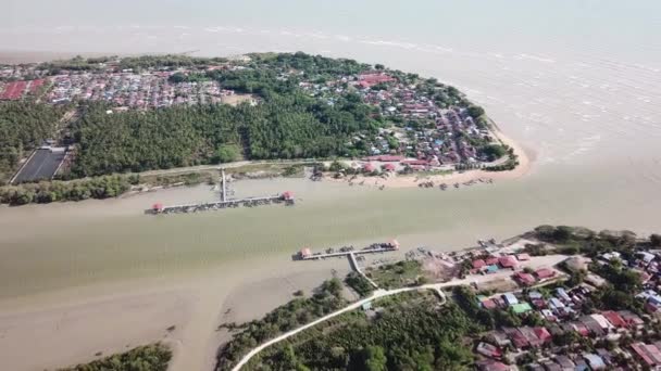 Vuele de dirección Kedah a Penang en Kuala Muda . — Vídeos de Stock