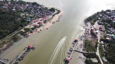 Bir balıkçı teknesi Kuala Muda 'ya varır..