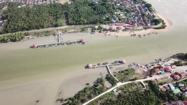Un bateau de pêche navigue à Kuala Muda, frontière pour Kedah et Penang . — Video