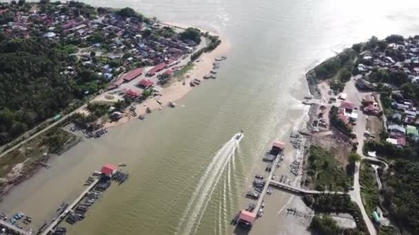 Rybářská loď připlouvá k rybářskému molu v Kuala Muda. — Stock video