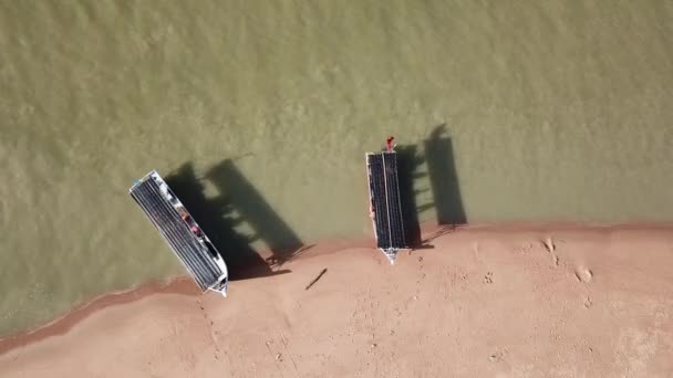 Bovenaanzicht vissersboot met schaduw nabij kust. — Stockvideo