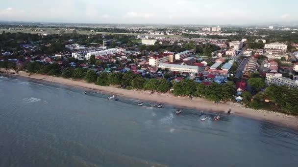 Luchtfoto boten parkeren aan zee Bagan Ajam, Pantai Bersih. — Stockvideo