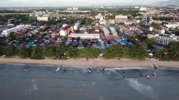 Rybak z lotu ptaka wraca z wioski rybackiej Bagan Ajam. — Wideo stockowe