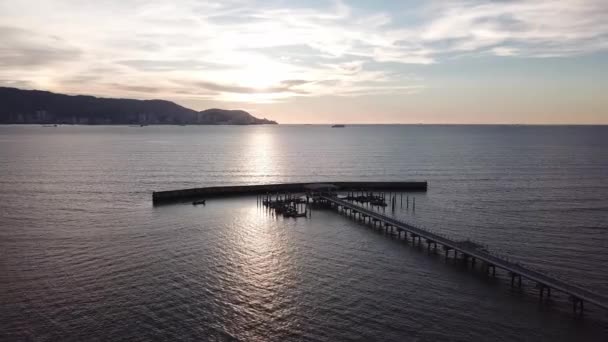 Luchtfoto zonsondergang boot komt terug naar steiger Nelayan Bagan Ajam, Penang. — Stockvideo