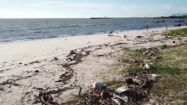 Vervuiling en vuilnis op het strand. — Stockvideo