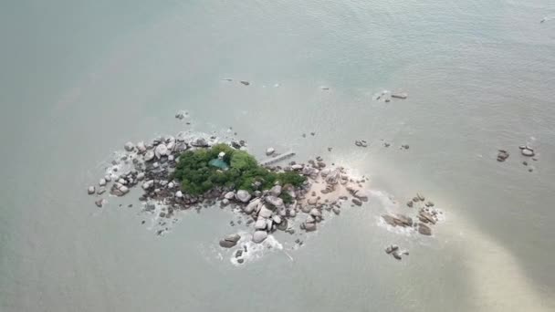 Uitzicht vanuit de lucht klein eiland Pulau Tikus met licht huis. — Stockvideo