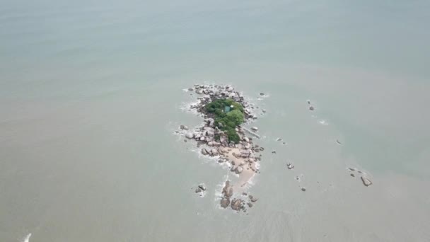 Widok z lotu ptaka Pulau Tikus z dużą skałą. — Wideo stockowe