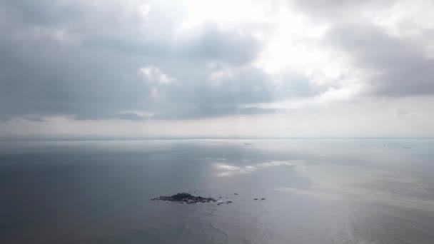 Küçük bir adada bulutlu bir gün Pulau Tikus, Penang, Malezya. — Stok video