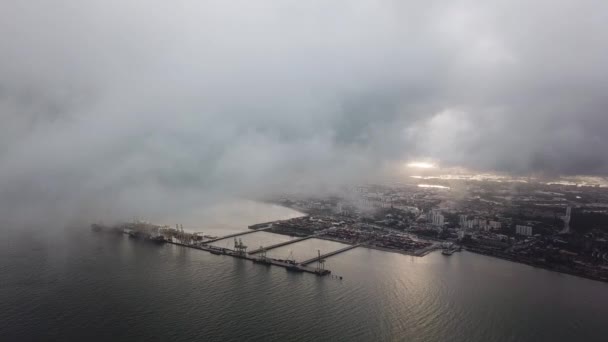 Chmura lotnicza przelatuje nad terminalem kontenerowym w porcie w Penang. — Wideo stockowe