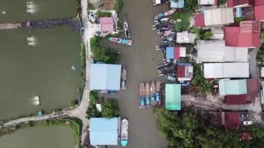 Kuş manzaralı balıkçı tekneleri Bukit Tambun, Penang 'daki balıkçıların evine park eder..