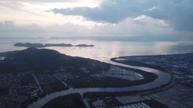 Batu Kawan 'da günbatımı. Penang ikinci köprü arka planda..