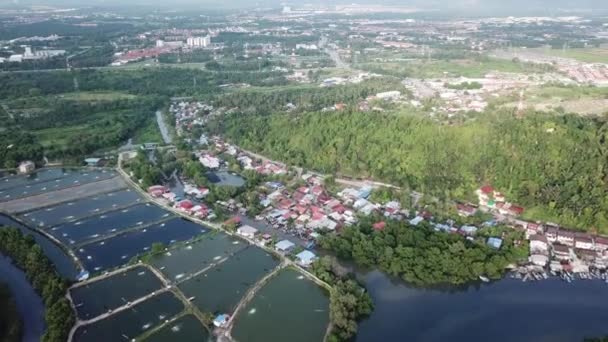 Quinta de peixes aéreos ao lado da vila de pescadores em Bukit Tambun, Penang . — Vídeo de Stock