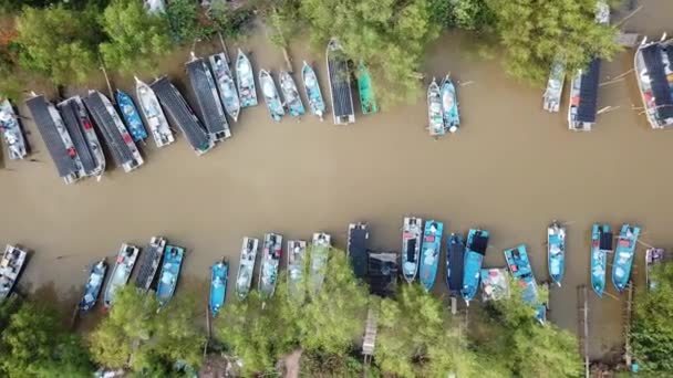 Vue aérienne rangée de parc à bateaux près de la rivière . — Video