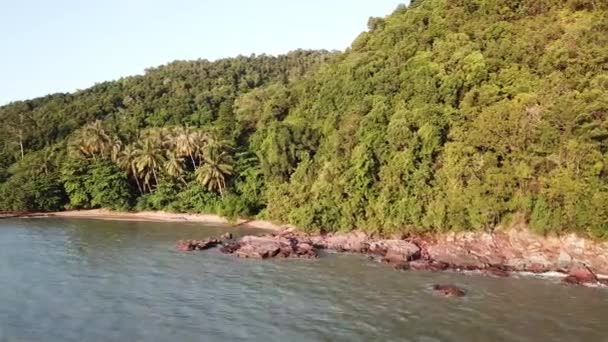 Pulau Sayak situato sulla riva meridionale dell'estuario del Sungai Merbok . — Video Stock