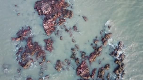 De kustlijn van Pulau Sayak is prachtig rotsachtig. — Stockvideo