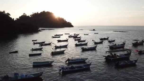 Пролететь над рыбацкими лодками в Пулау Саяк, Кедах . — стоковое видео