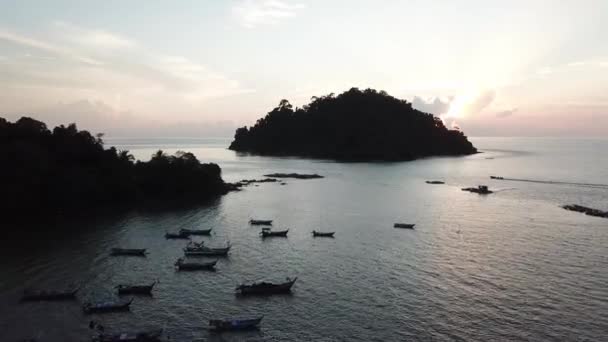 Vue aérienne bateau de pêche passer l'île à Pulau Sayak, Kedah . — Video