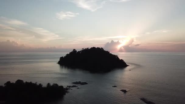 Zachód słońca z promieniami w wiosce rybackiej Pulau Sayak. — Wideo stockowe