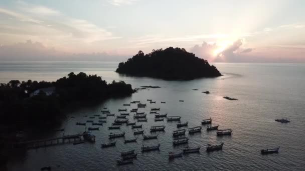 Hermoso paisaje malayo parque de barcos de pesca en embarcadero cerca de Pulau Sayak, Kedah . — Vídeos de Stock