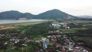 Mengkuang Barajı yakınlarındaki Bukit Mertajamm, Penang 'da Malays kampung.
